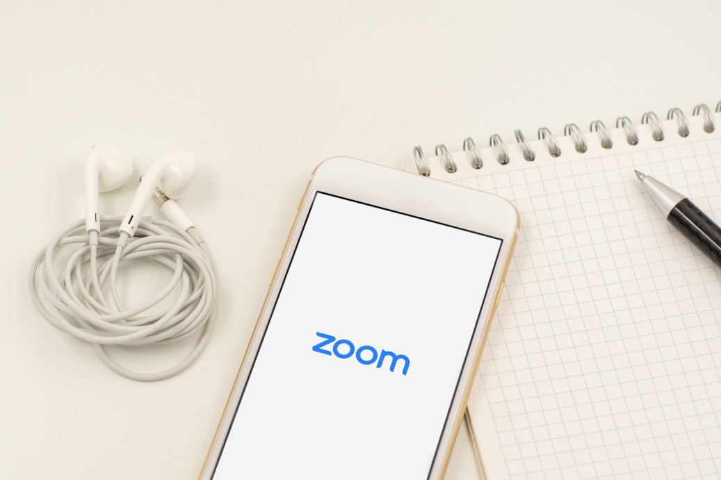 smart-phone-with-zoom-cloud-meetings-app-on-the-screen-app-application-business-cloud-communication_t20_zWB7xX